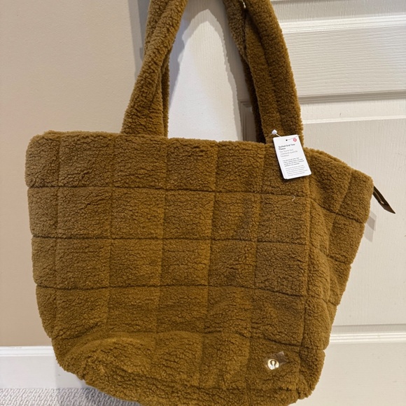 NEW WITH TAGS LULULEMON QUILTED GRID TOTE/ FLEECE XL/ 26L - Picture 2 of 7